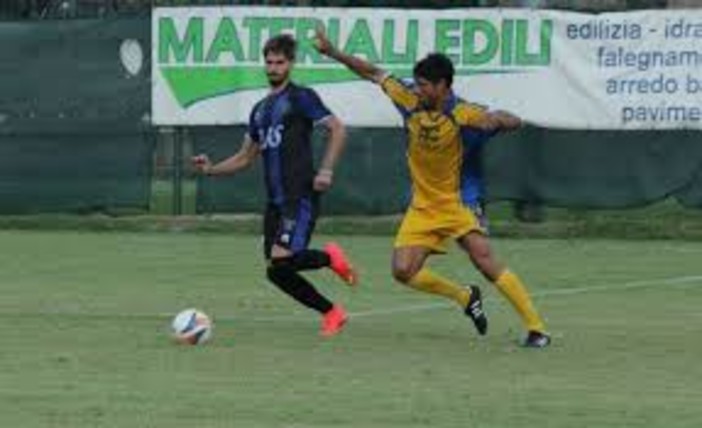 Nella foto Davide Murabito (a destra) in azione: il bomber è pronto a tornare