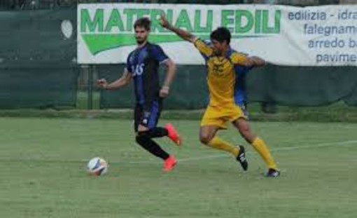 Nella foto Davide Murabito (a destra) in azione: il bomber è pronto a tornare