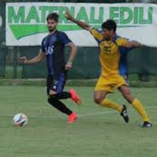 Nella foto Davide Murabito (a destra) in azione: il bomber è pronto a tornare