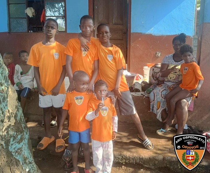 Calcio. Il cuore orange non ha confini, scarpe e maglie dell’Ospedaletti in Sierra Leone Calcio. Il cuore orange non ha confini, scarpe e maglie dell’Ospedaletti in Sierra Leone