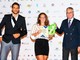 Il Direttore Comunicazione di Bayer Italia, Fabio Minoli Rota, premia la stella del nuoto salvamento Carlotta Tortello insieme all’olimpionico di pallanuoto Matteo Aicardi al Galà 2020