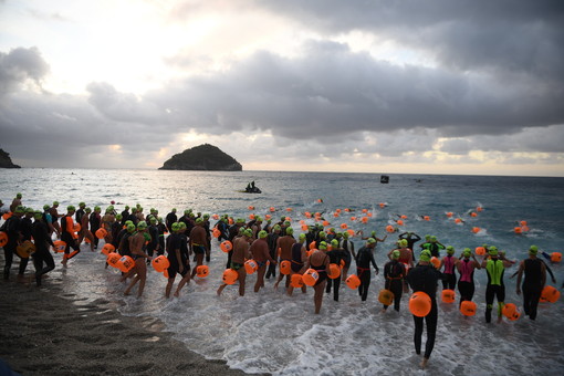 Swimtheisland, nel Golfo dell’Isola un altro successo con oltre 2.600 nuotatori nel mare tra Bergeggi e Spotorno (FOTO)