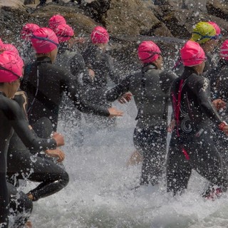 Si è svolta ieri la 25a edizione del 'Triathlon di Andora', le più belle foto scattate da Claudio Valente
