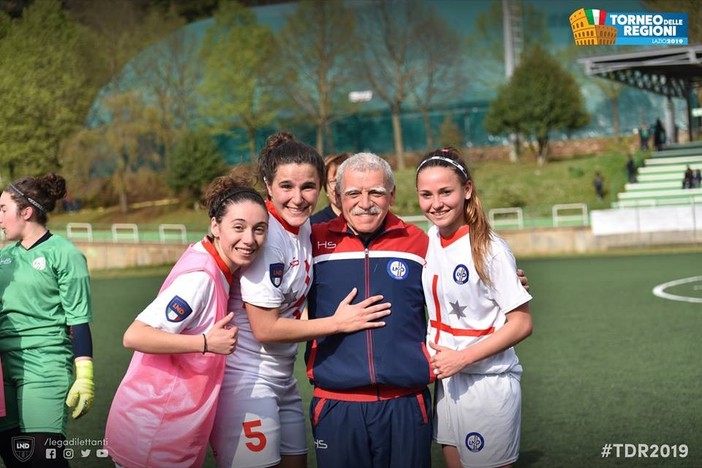 Ugo Maggi insieme alle ragazze della Rappresentativa Liguria (foto LND) Ugo Maggi insieme alle ragazze della Rappresentativa Liguria (foto LND)