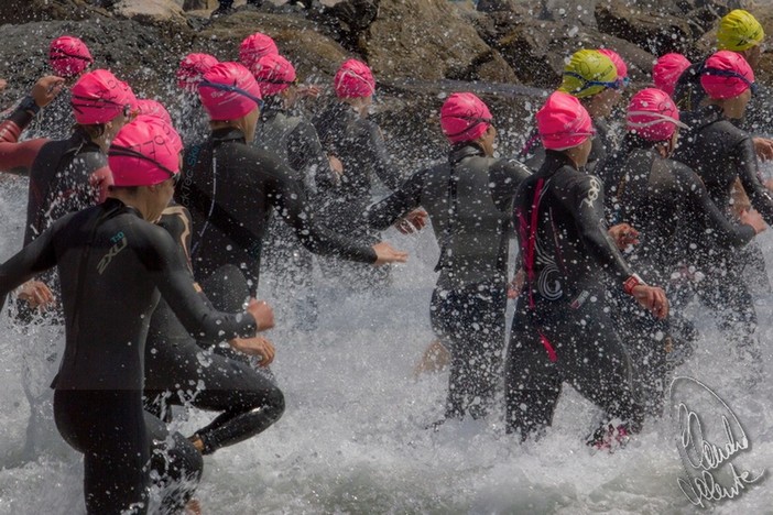 Si è svolta ieri la 25a edizione del 'Triathlon di Andora', le più belle foto scattate da Claudio Valente