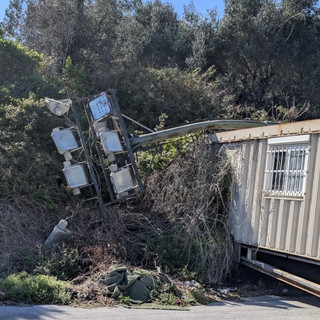 Calcio | Legino, una torre faro  è caduta al Ruffinengo a causa del maltempo: struttura chiusa per verificare la tenuta delle altre torri