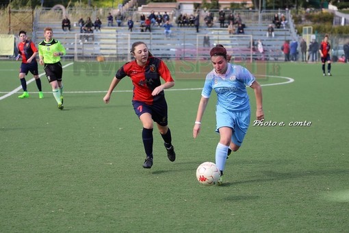 Michela Luccisano (a destra), giocatrice dell'Unione Sanremo e punto fermo della Liguria al Torneo delle Regioni, in azione nel match di campionato contro il Genoa