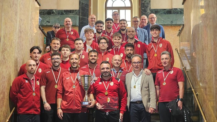 FOTONOTIZIA. Veloce, consegnata a Palazzo Sisto la Coppa per la vittoria del campionato FOTONOTIZIA. Veloce, consegnata a Palazzo Sisto la Coppa per la vittoria del campionato