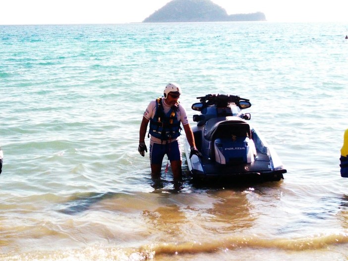 Alassio, esercitazione della Squadra Nautica della Polizia di Stato: obiettivo l'educazione e la sicurezza in mare (FOTO e VIDEO) Alassio, esercitazione della Squadra Nautica della Polizia di Stato: obiettivo l'educazione e la sicurezza in mare (FOTO e VIDEO)