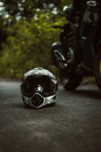 Motori, passione e sicurezza: come proteggersi in moto, in strada e in pista Motori, passione e sicurezza: come proteggersi in moto, in strada e in pista