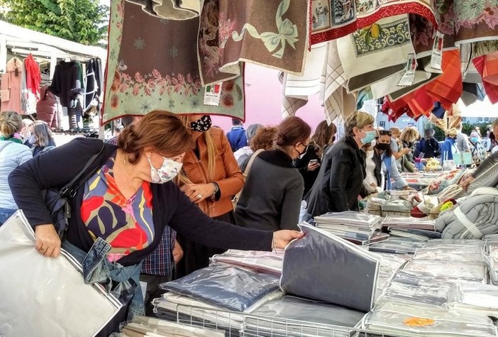 Domenica 2 gennaio l'originale Consorzio de "Gli Ambulanti di Forte dei Marmi®” ad Albissola Marina Domenica 2 gennaio l'originale Consorzio de "Gli Ambulanti di Forte dei Marmi®” ad Albissola Marina