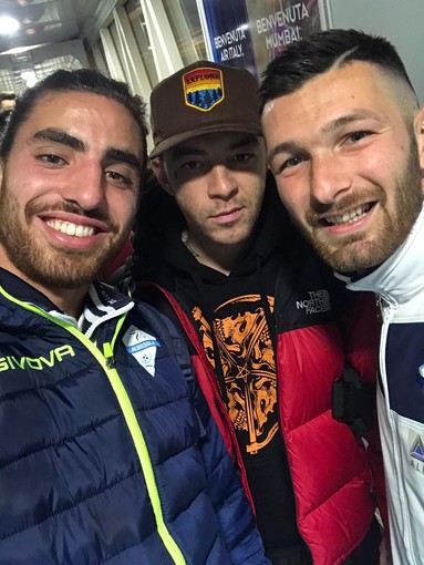 Calcio, Albissola. Incroci in musica all'aeroporto di Olbia, i ceramisti hanno incontrato il rapper Salmo Calcio, Albissola. Incroci in musica all'aeroporto di Olbia, i ceramisti hanno incontrato il rapper Salmo