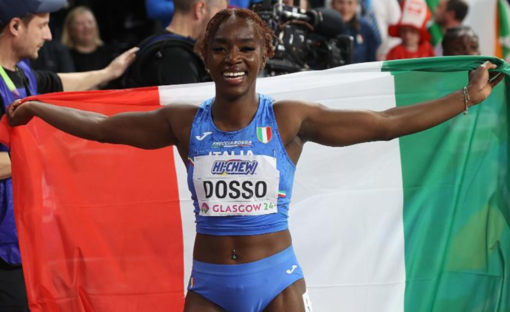 Foto Grana/FIDAL: Zaynab Dosso in azione e poi avvolta dalla bandiera tricolore ai Mondiali indoor, dove ha conquistato il bronzo. Foto Grana/FIDAL: Zaynab Dosso in azione e poi avvolta dalla bandiera tricolore ai Mondiali indoor, dove ha conquistato il bronzo.