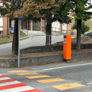 Carcare: posizionato velobox in via del Collegio, limite 30 km/h. Mirri: "Cosi tuteliamo le scuole e gli impianti sportivi"