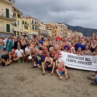 Alassio: oltre duecento partecipanti (Babbi Natale compresi) per il cimento