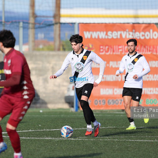 Calcio | L'Ospedaletti rimonta l'Albingaunia, la regola dei 7 punti mette a rischio i playoff per i bianconeri
