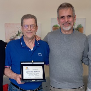Atletica Arcobaleno Savona. Premiato il presidente Santino Berrino per i 20 anni alla guida della società
