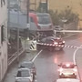 Auto bloccata al passaggio a livello in via Quiliano: scatta l’allarme a Savona