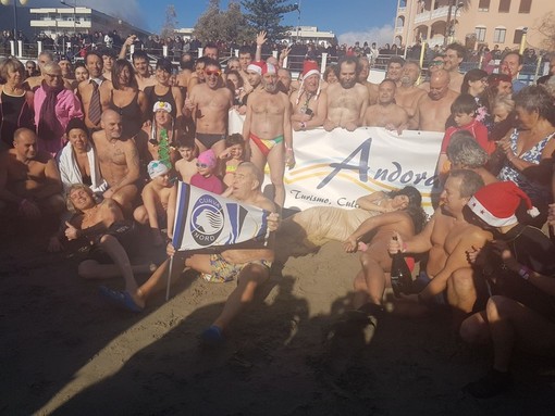 Andora, oltre 2000 persone ad incoraggiare gli 85 coraggiosi del cimento invernale (FOTO) Andora, oltre 2000 persone ad incoraggiare gli 85 coraggiosi del cimento invernale (FOTO)