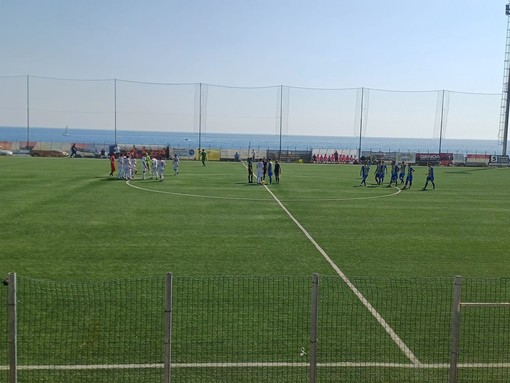 Calcio. Eccellenza, clamoroso al "Gambino": l'Arenzano in dieci stende la Cairese all'ultimo secondo, gialloblu sempre più in crisi Calcio. Eccellenza, clamoroso al "Gambino": l'Arenzano in dieci stende la Cairese all'ultimo secondo, gialloblu sempre più in crisi