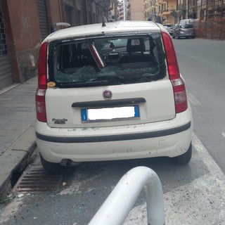 Savona, atto vandalico a Villapiana mandati in frantumi i vetri di un'auto