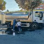 Acqua non potabile a Pietra Ligure, operative le autobotti: tre punti di erogazione attivi ventiquattr'ore al giorno