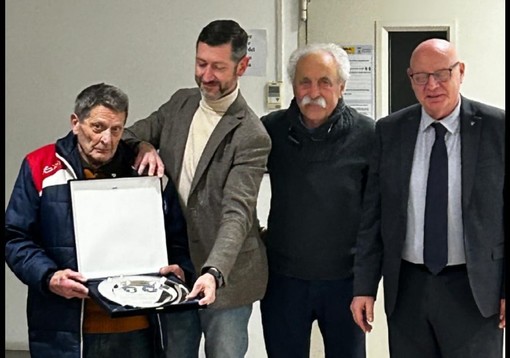 Calcio, consegnato a Carmine Iannece l'attestato di dirigente benemerito nazionale Calcio, consegnato a Carmine Iannece l'attestato di dirigente benemerito nazionale