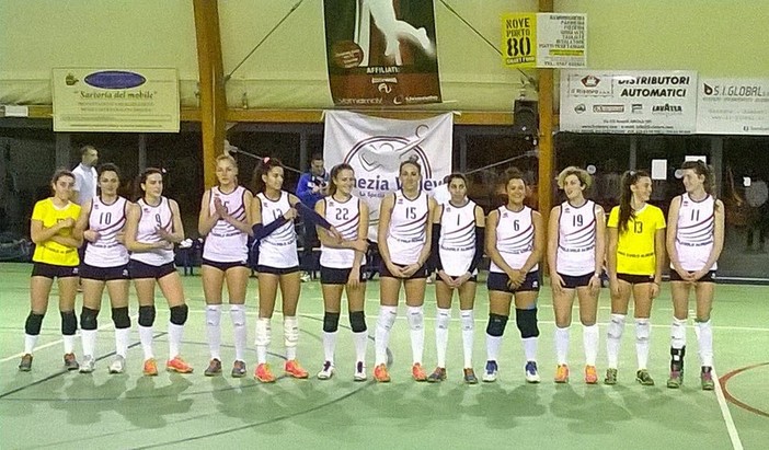 Volley femminile: l'Albenga ora può sognare, batte il Lunezia e aggancia il primo posto Volley femminile: l'Albenga ora può sognare, batte il Lunezia e aggancia il primo posto