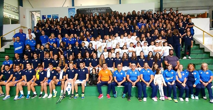 FOTONOTIZIA: Albisola Volley, grande foto di gruppo per abbracciare la nuova staigone