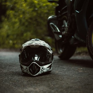 Motori, passione e sicurezza: come proteggersi in moto, in strada e in pista