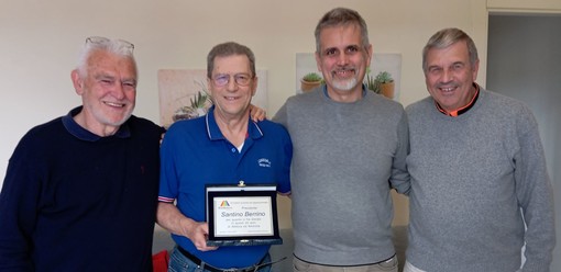 Atletica Arcobaleno Savona. Premiato il presidente Santino Berrino per i 20 anni alla guida della società Atletica Arcobaleno Savona. Premiato il presidente Santino Berrino per i 20 anni alla guida della società