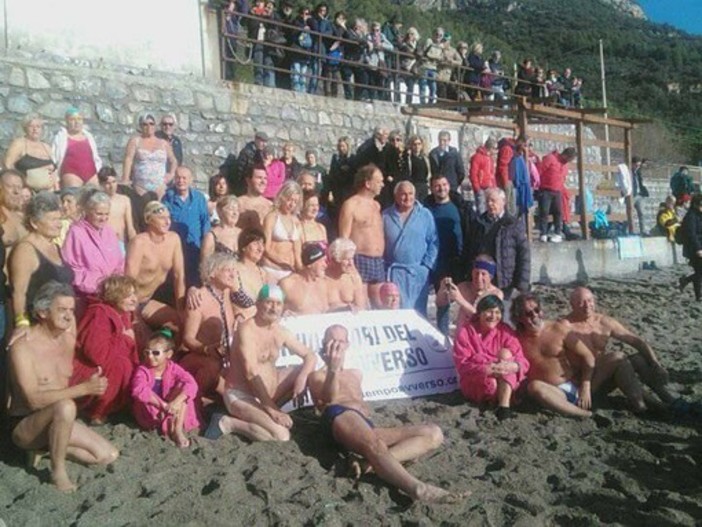 Borgio, i Bagni La Bussola hanno ospitato la 3° edizione del cimento invernale (FOTO e VIDEO)