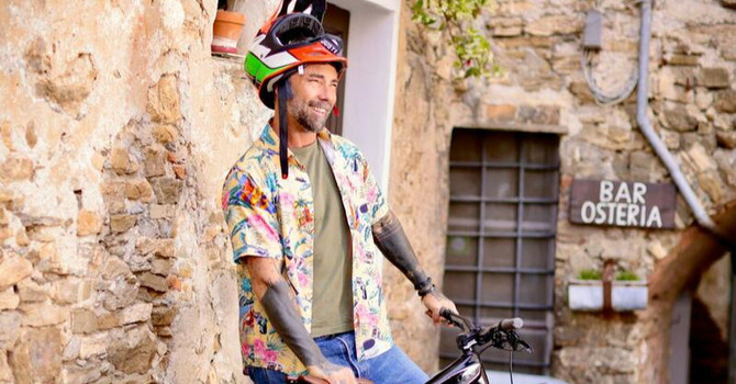 Andora, Vittorio Brumotti inaugura l’estate con lo show di Bike Freestyle in piazza Caduti di Nassiriya
