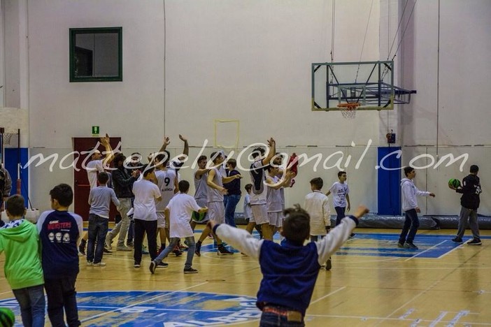 Basket, la gioia dei ragazzi dell’Albenga, Capitan Porro: “Una soddisfazione davvero gigantesca”. Davide Giulini: “Una vittoria per il pubblico”