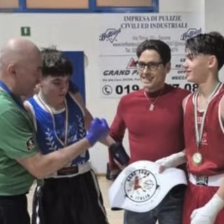 Berlusconi Jr sul ring conquista Savona: l'emozione del papà Pier Silvio Berlusconi Jr sul ring conquista Savona: l'emozione del papà Pier Silvio