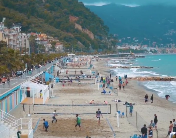 Torneo di beach volley, in spiaggia si sfidano anche i bambini