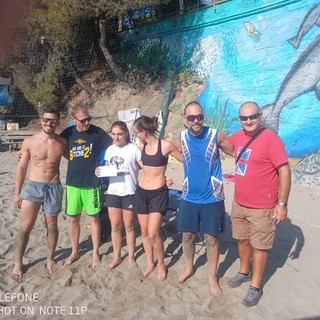 Gli Amici di Antonio, squadra vincitrice della 24 Ore di Beach Volley di San Lorenzo al Mare, insieme al consigliere del comune Alberto Tornatore
