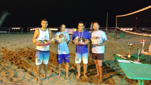 Quando la passione non ha confini: Chiara Baili, Christian Ginulla e Denny Tomatis vincono il terzo posto al torneo di beach volley “Tutto in una notte” di Andora