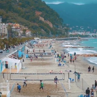 Torneo di beach volley, in spiaggia si sfidano anche i bambini