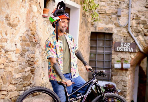 Andora, Vittorio Brumotti inaugura l’estate con lo show di Bike Freestyle in piazza Caduti di Nassiriya