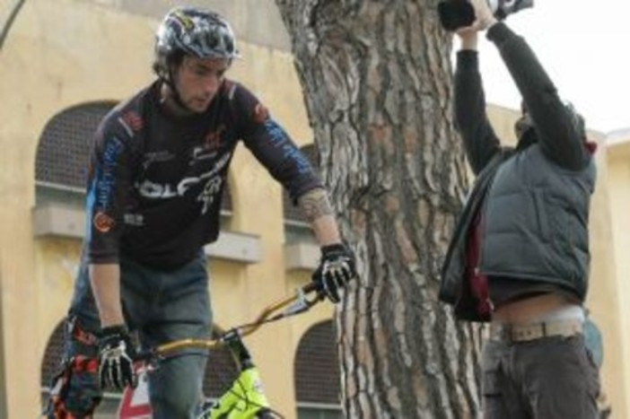 Brumotti e la sua bici in uno spot tra le bellezze di Finale Ligure (VIDEO)