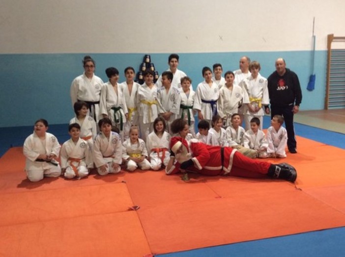 Babbo Natale in visita a sorpresa dai piccoli atleti del judo albenganese Babbo Natale in visita a sorpresa dai piccoli atleti del judo albenganese