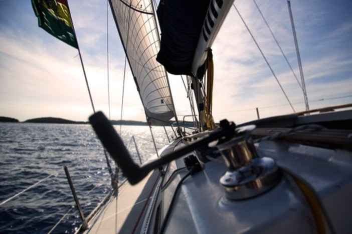 Barca a vela sul lago: uno sport sempre più accessibile da praticare grazie al noleggio