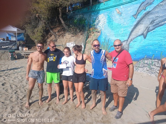 Gli Amici di Antonio, squadra vincitrice della 24 Ore di Beach Volley di San Lorenzo al Mare, insieme al consigliere del comune Alberto Tornatore