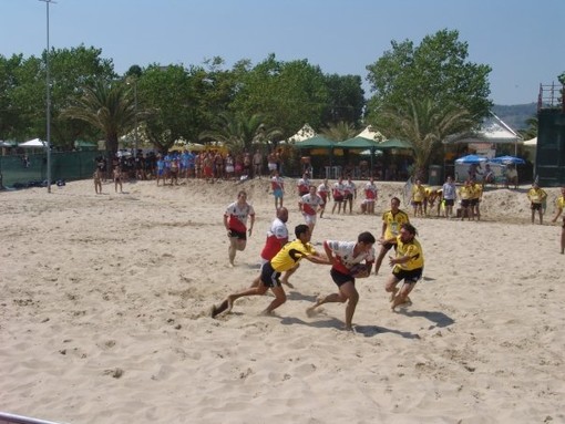 Beach Rugby: sabato serata tra sport e divertimento con il Cus Savona Beach Rugby: sabato serata tra sport e divertimento con il Cus Savona