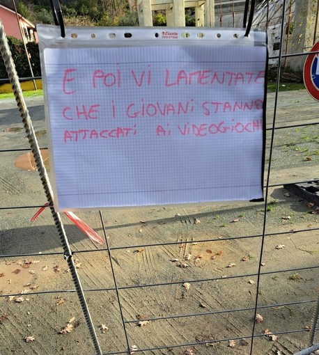 Restyling campo Ravezza, la protesta di Natale dei bimbi di Celle: "E noi ora dove andiamo? Poi vi lamentate che stiamo attaccati ai videogiochi"