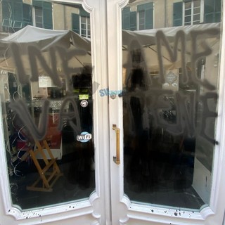 Calcio, Albenga. Imbrattato nella notte il bar della famiglia Colla: "Infame vattene"