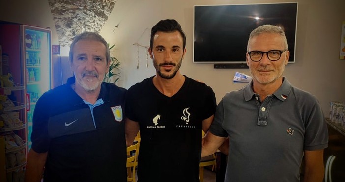 Nella foto, Thomas Mazzocca, in mezzo al Direttore Generale Enrico Vella (sulla sua destra) ed a Mister Massimo Ramoino).