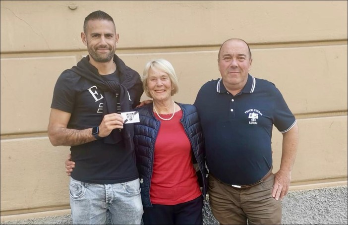Calcio, Città di Savona. Anche Francesco Virdis sottoscrive la tessera di sostenitore del nuovo club biancoblu Calcio, Città di Savona. Anche Francesco Virdis sottoscrive la tessera di sostenitore del nuovo club biancoblu