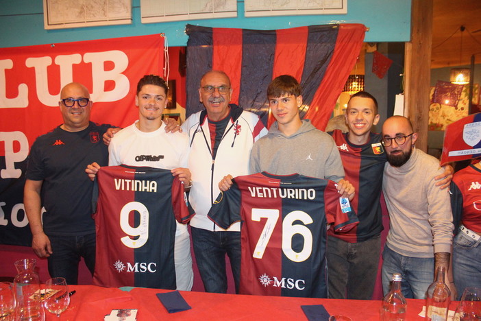 Calcio. Il Genoa Club Riviera delle Palme porta fortuna a Vitinha e Venturino. A Bologna arriva la prima storica doppietta per il giocatore arenzanese Calcio. Il Genoa Club Riviera delle Palme porta fortuna a Vitinha e Venturino. A Bologna arriva la prima storica doppietta per il giocatore arenzanese